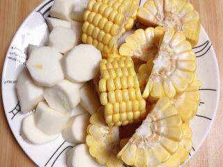 山药玉米排骨汤,玉米和山药切块儿待用。