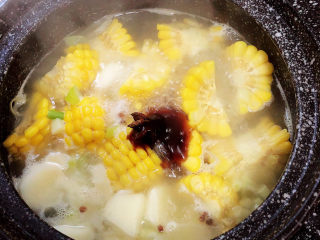 山药玉米排骨汤,放入蚝油，搅拌均匀。盖盖儿，继续小火儿炖煮20分钟。