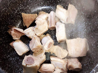 山药玉米排骨汤,煮好的排骨冲洗干净，放入砂锅中。