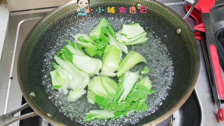 6个月以上蔬菜豆腐肉泥,锅里水烧开放入青菜跟豆腐煮一煮