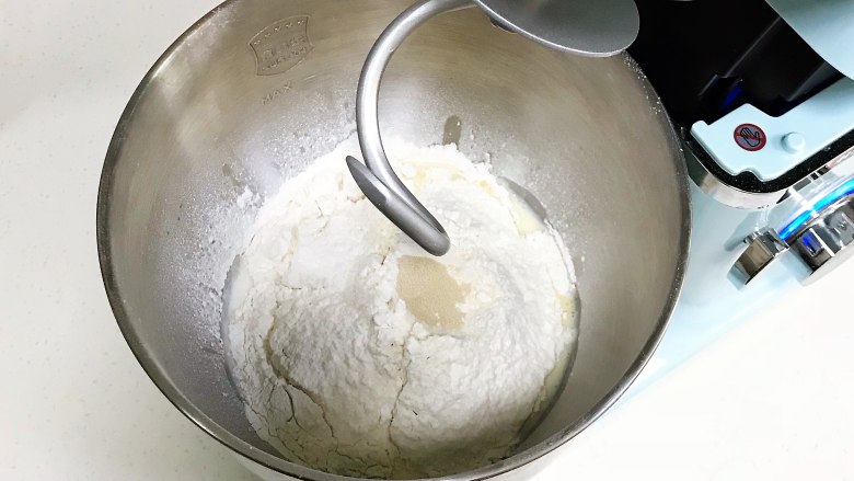 奶香面包,启动厨师机和面功能。