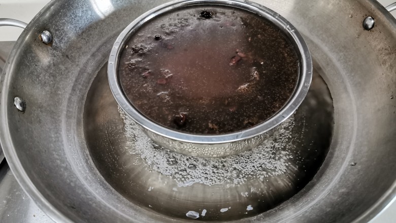 爽滑马蹄糕（红豆糕）,20分钟后关火，不要马上掀开锅盖，再焖它两分钟，熟的透彻。