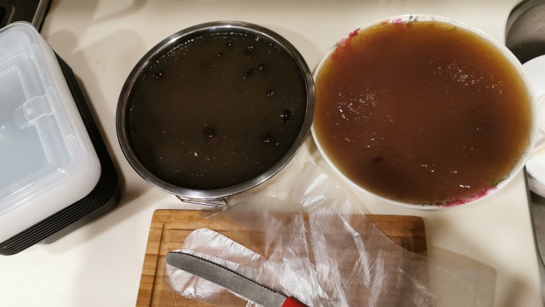 爽滑马蹄糕（红豆糕）,一定要放凉后，才用刀分切，刀上沾点饮用水，要么会粘刀。