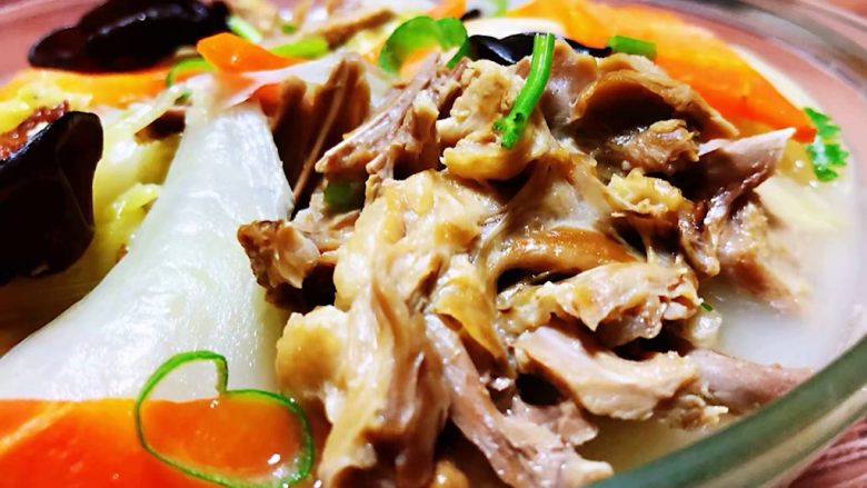 冬至美食+鸭架时蔬汤,鸭架的营养非常丰富适合身体偏弱的人食用来进补身体