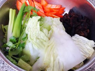 冬至美食+鸭架时蔬汤,白菜片成薄片、胡萝卜切成斜片、木耳泡发好、葱、香菜备用