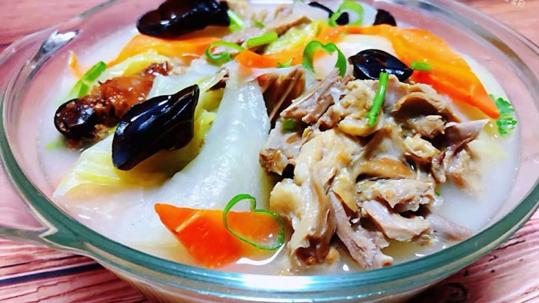 冬至美食+鸭架时蔬汤,鲜美营养的鸭架时蔬汤装入容器中