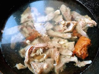 冬至美食+鸭架时蔬汤,锅中倒入适量清水放入鸭架大火炖10分钟再中火炖15分钟