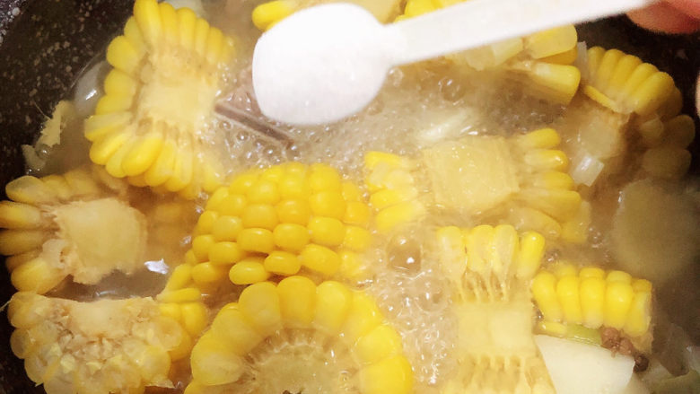 山药玉米排骨汤,放入盐，搅拌均匀，慢炖5分钟。