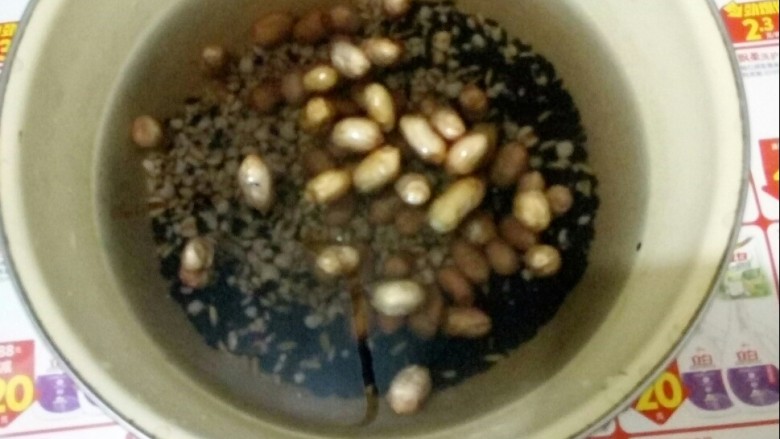 #冬日暖心菜#    鸡菇营养汤锅,将红米、糙米、黑米、苡仁和花生泡发一晚。