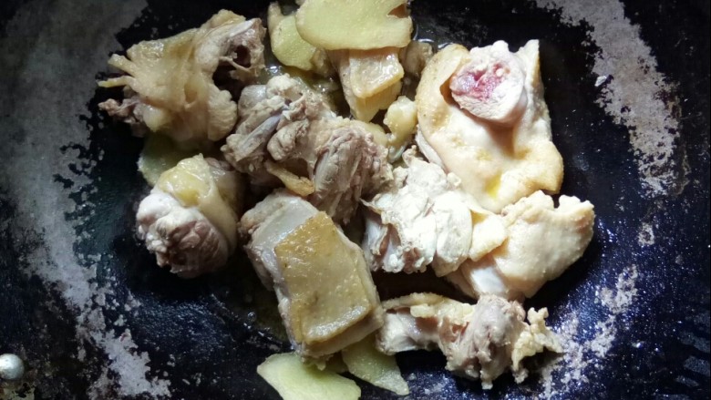 #冬日暖心菜#    鸡菇营养汤锅,放鸡块大火爆香。