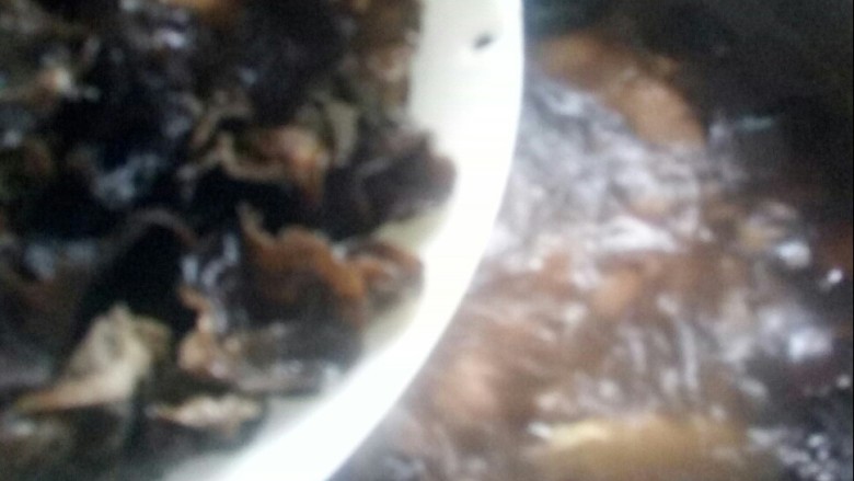 #冬日暖心菜#    鸡菇营养汤锅,放入泡发的木耳和香菇。