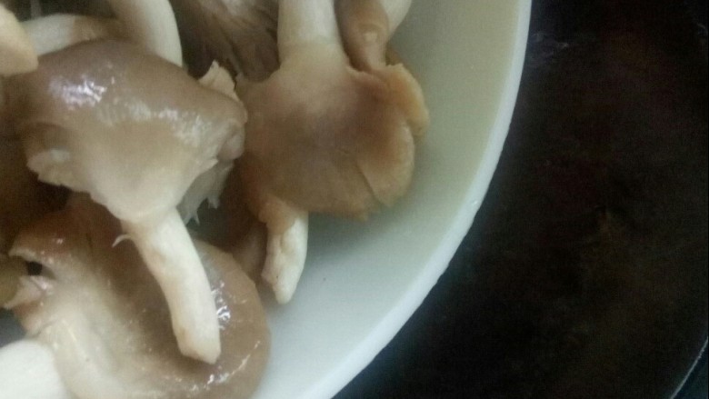 #冬日暖心菜#    鸡菇营养汤锅,放入鲜鸡菇。