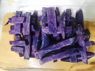 椰蓉紫薯条,放入玻璃容器中，放入冰箱冷藏三个小时