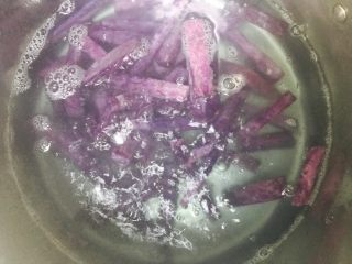 椰蓉紫薯条,锅中煮开水，下紫薯条焯水至断生