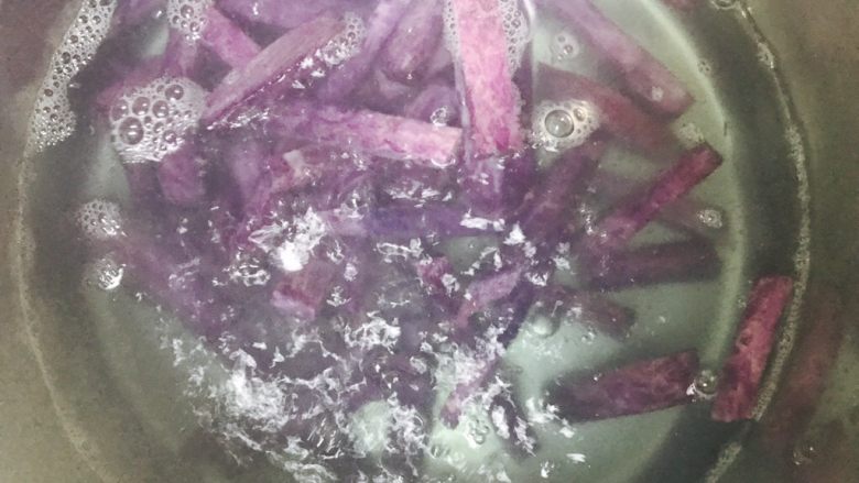 椰蓉紫薯条,锅中煮开水，下紫薯条焯水至断生