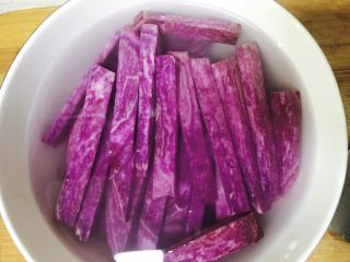 椰蓉紫薯条,泡水十分钟，去掉点淀粉