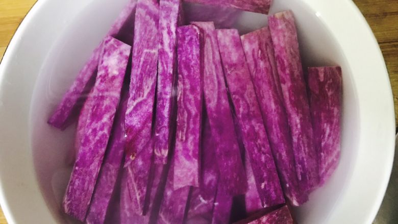 椰蓉紫薯条,泡水十分钟，去掉点淀粉