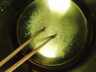 椰蓉紫薯条,锅中倒入适量花生油，加热至放入筷子起泡