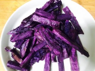椰蓉紫薯条,炸至表面微焦捞出