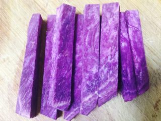 椰蓉紫薯条,改刀切条