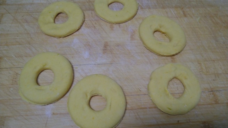 南瓜甜甜圈+南瓜椒盐千层饼,擀成0.5厘米的薄片，用杯子压成圆圈，用瓶盖再在中间压一下。