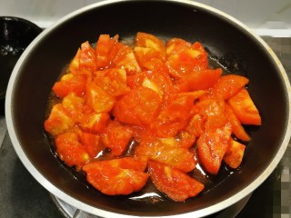番茄金针菇汤,油热后放入番茄块  翻炒