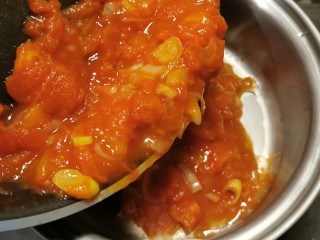 番茄金针菇汤,番茄软烂后  移至汤锅中
