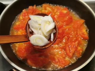 番茄金针菇汤,放入葱片  翻炒