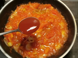 番茄金针菇汤,放入番茄沙司  翻炒均匀