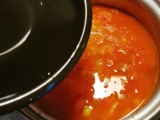 番茄金针菇汤,放入适量清水  水量按自家情况调整用量