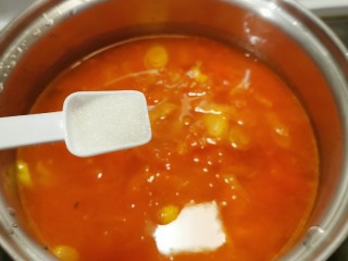 番茄金针菇汤,放入白糖 