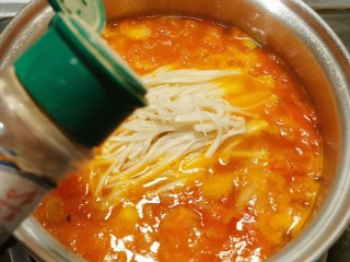 番茄金针菇汤,放入胡椒粉  提升味道