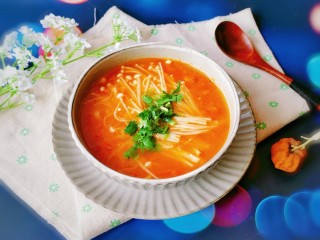 番茄金针菇汤,撒上香菜  享受美味
