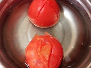 番茄金针菇汤,将西红柿放入盆中，倒入开水烫一下，皮轻松就剥掉了。