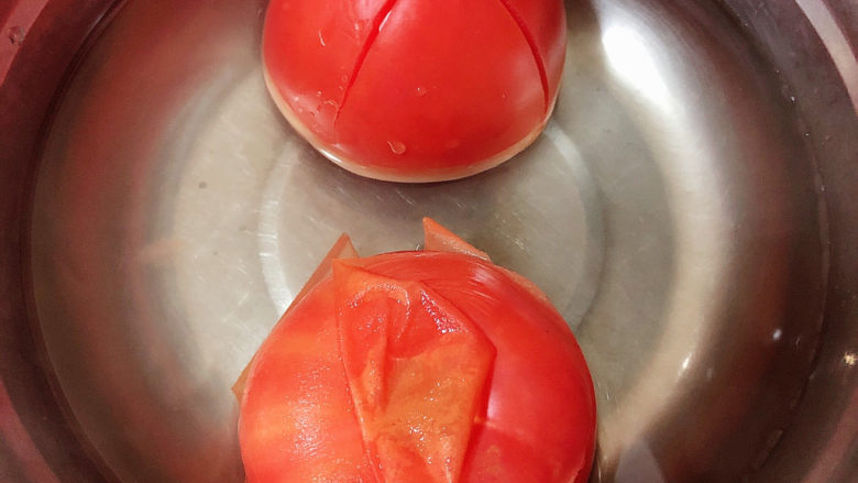 番茄金针菇汤,将西红柿放入盆中，倒入开水烫一下，皮轻松就剥掉了。