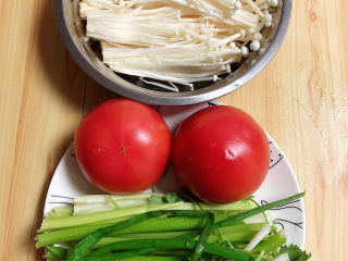番茄金针菇汤,准备好食材。西红柿、金针菇、芹菜、葱蒜、香菜。