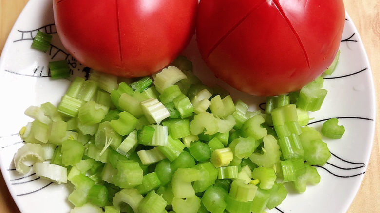 番茄金针菇汤,芹菜切丁待用，西红柿切个十字。