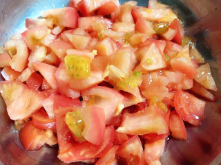 番茄金针菇汤,西红柿切小块儿待用。