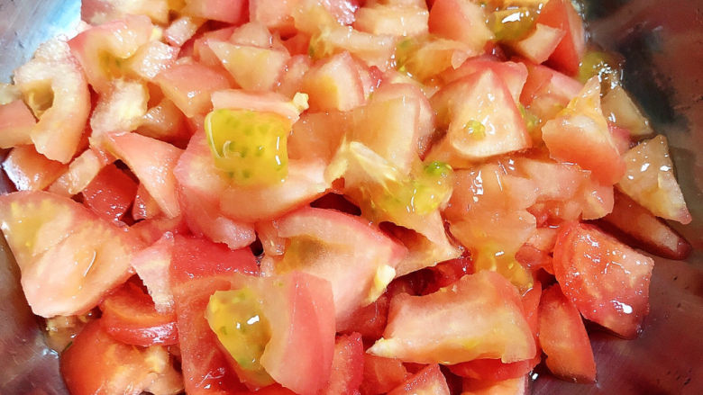 番茄金针菇汤,西红柿切小块儿待用。