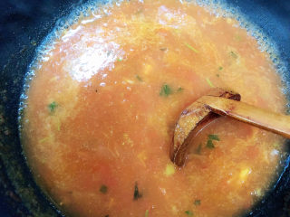 番茄金针菇汤,倒入500ml水，大火煮开。