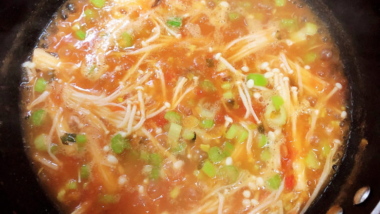 番茄金针菇汤,翻炒均匀，熬煮2分钟。