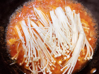 番茄金针菇汤,锅中放入金针菇。