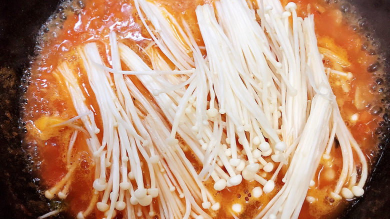 番茄金针菇汤,锅中放入金针菇。