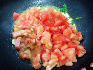 番茄金针菇汤,放入葱蒜煸香，再放入西红柿翻炒均匀。