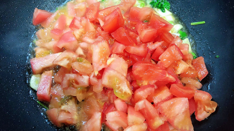 番茄金针菇汤,放入葱蒜煸香，再放入西红柿翻炒均匀。