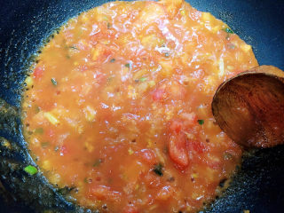 番茄金针菇汤,将西红柿熬成酱。