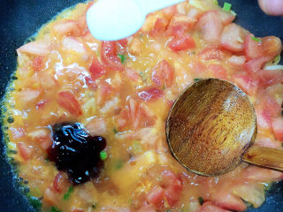 番茄金针菇汤,放入盐、蚝油，翻炒均匀。