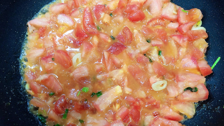 番茄金针菇汤,将西红柿熬两分钟。