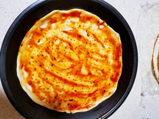 自制薄底披萨 味道绝了,最后一个饼底，刷上披萨酱