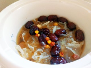 红枣银耳莲子汤,四小时候即可食用。